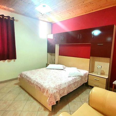 A Cheerful Villa With Free Parking Space Tirana Exterior foto